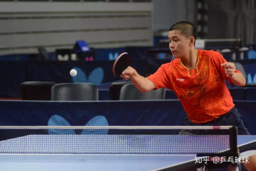 的乒乓球双